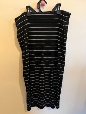 Old Navy Black and White Striped Pencil Skirt